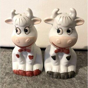 Vintage Set of Salt/Pepper Shakers of Smiling Cows New in Box  # 2192
